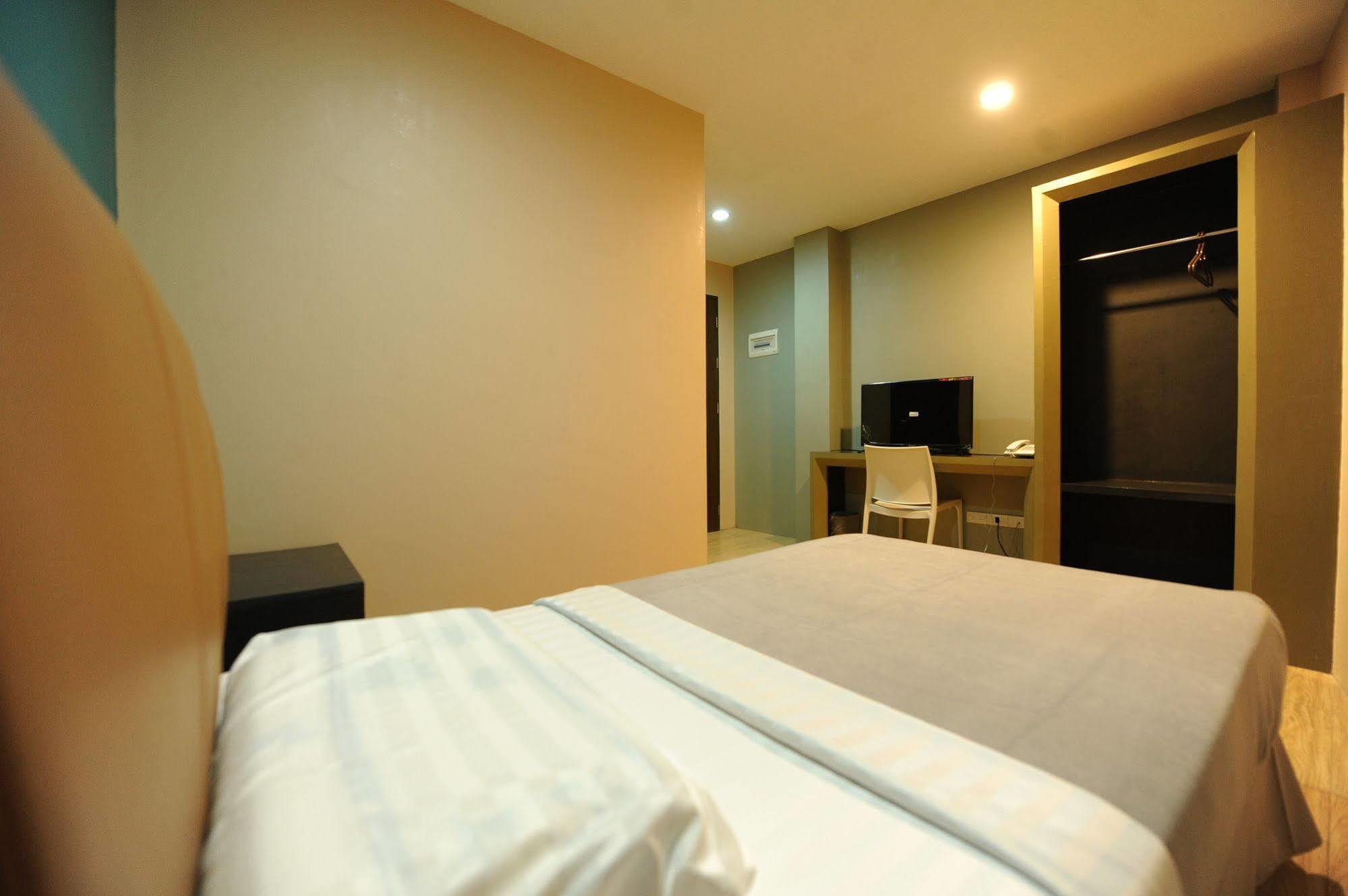 Urban Living Zen Hotel Davao Экстерьер фото