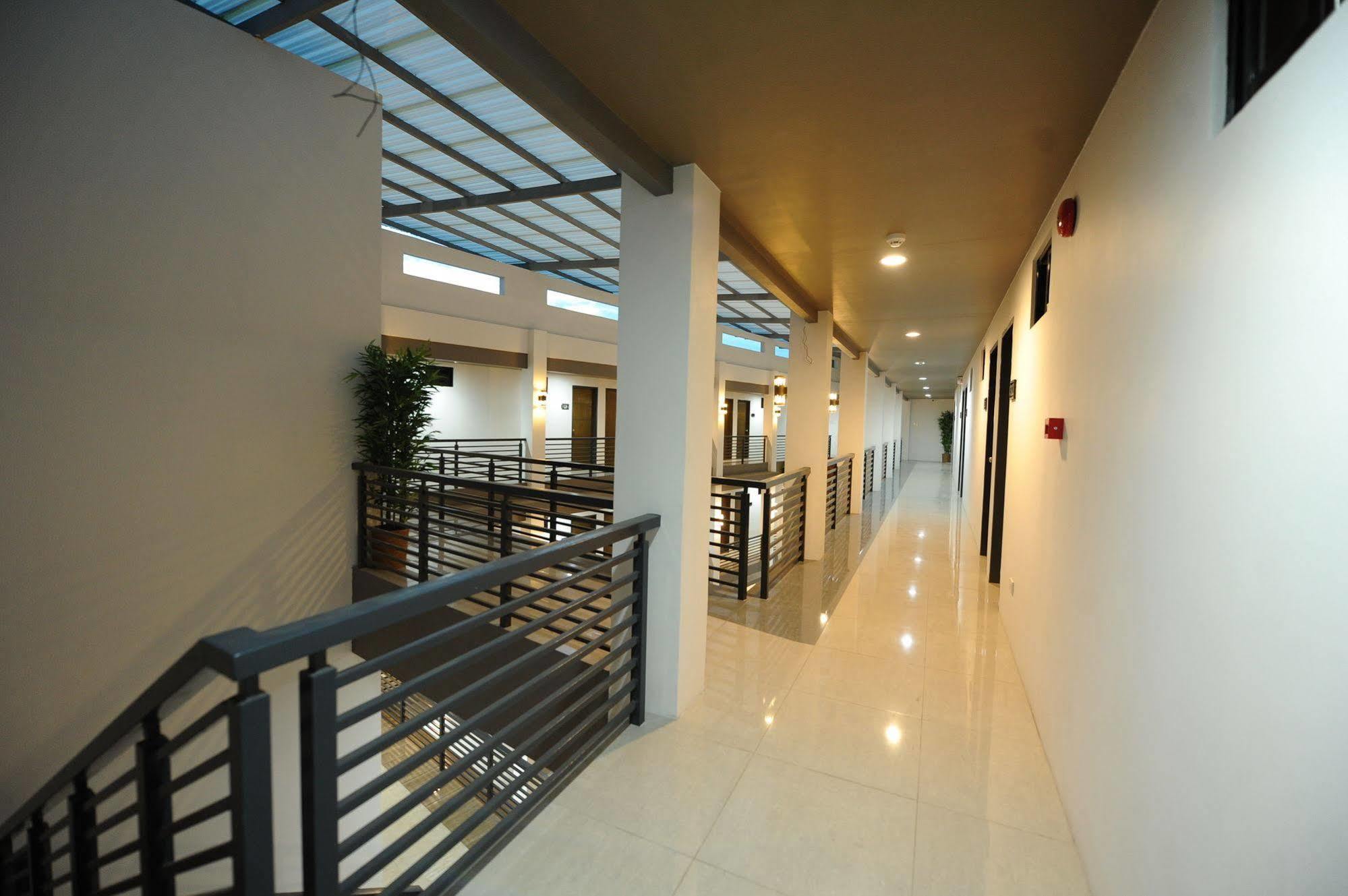 Urban Living Zen Hotel Davao Экстерьер фото